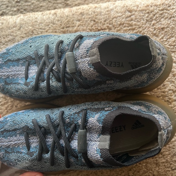 Yeezy shoes - Picture 2 of 4